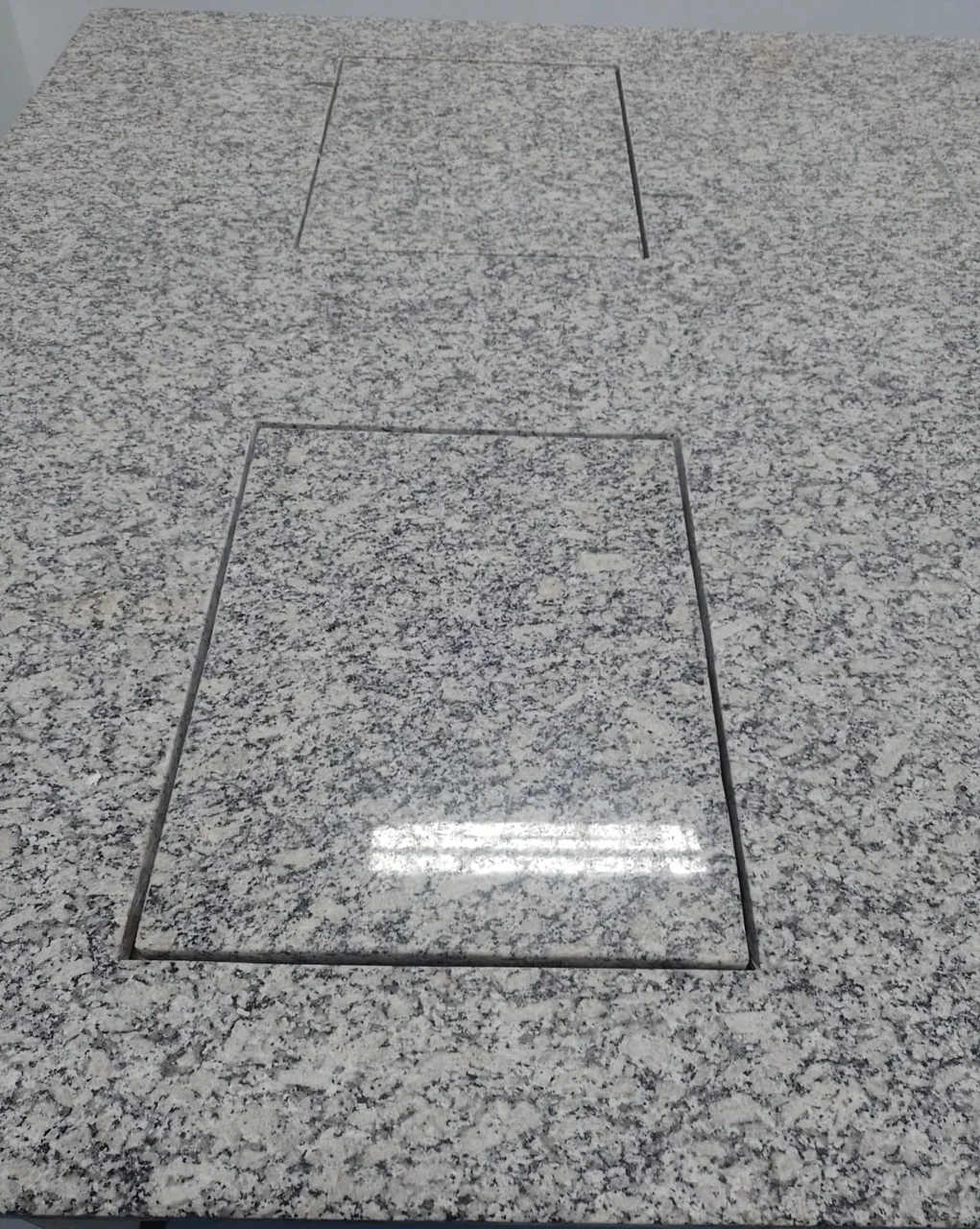 Detalhe da mesa de balança em granito