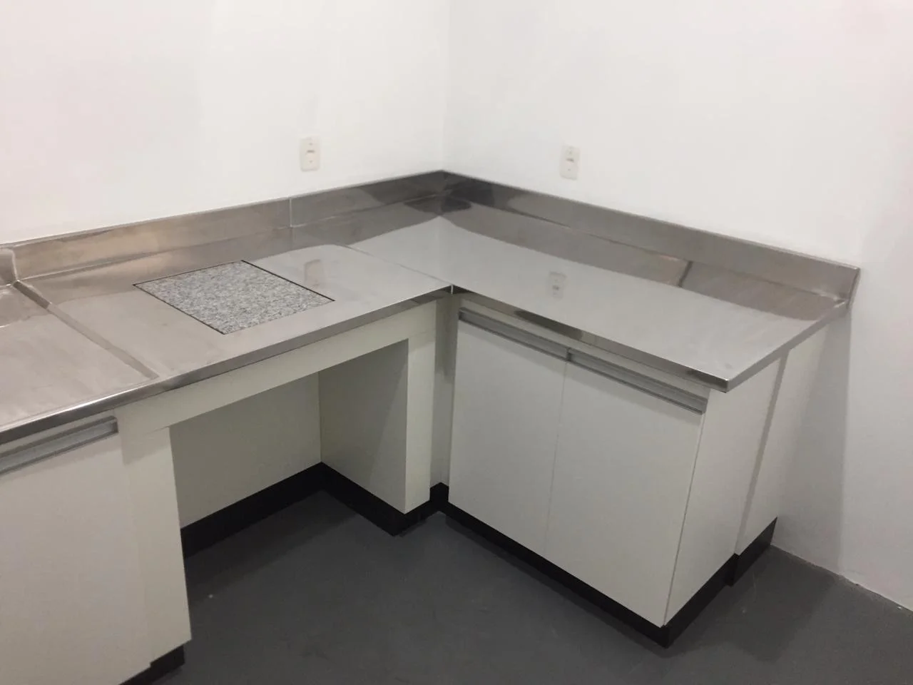 Bancada de balança em inox, vista de canto