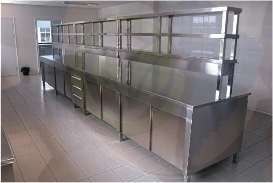 Bancada longa em inox com prateleiras superiores