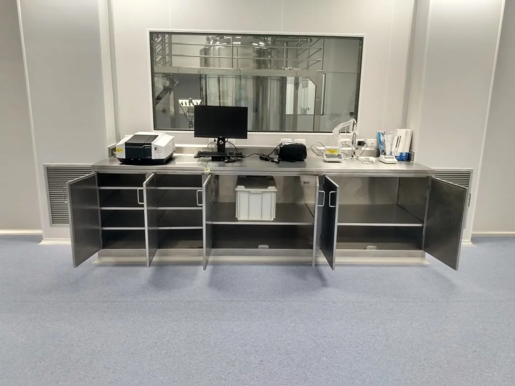 Sala limpa com mobiliário em inox, vista aberta