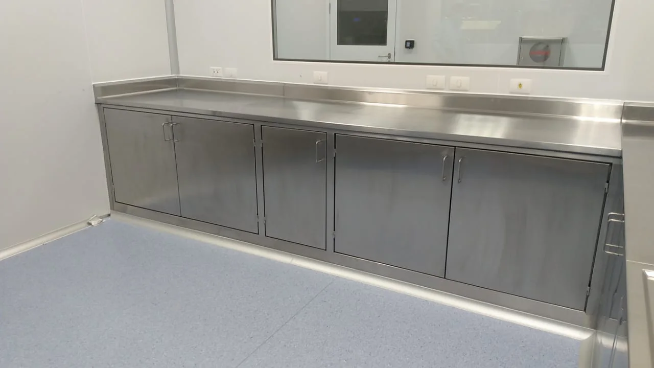 Sala limpa com mobiliário em inox