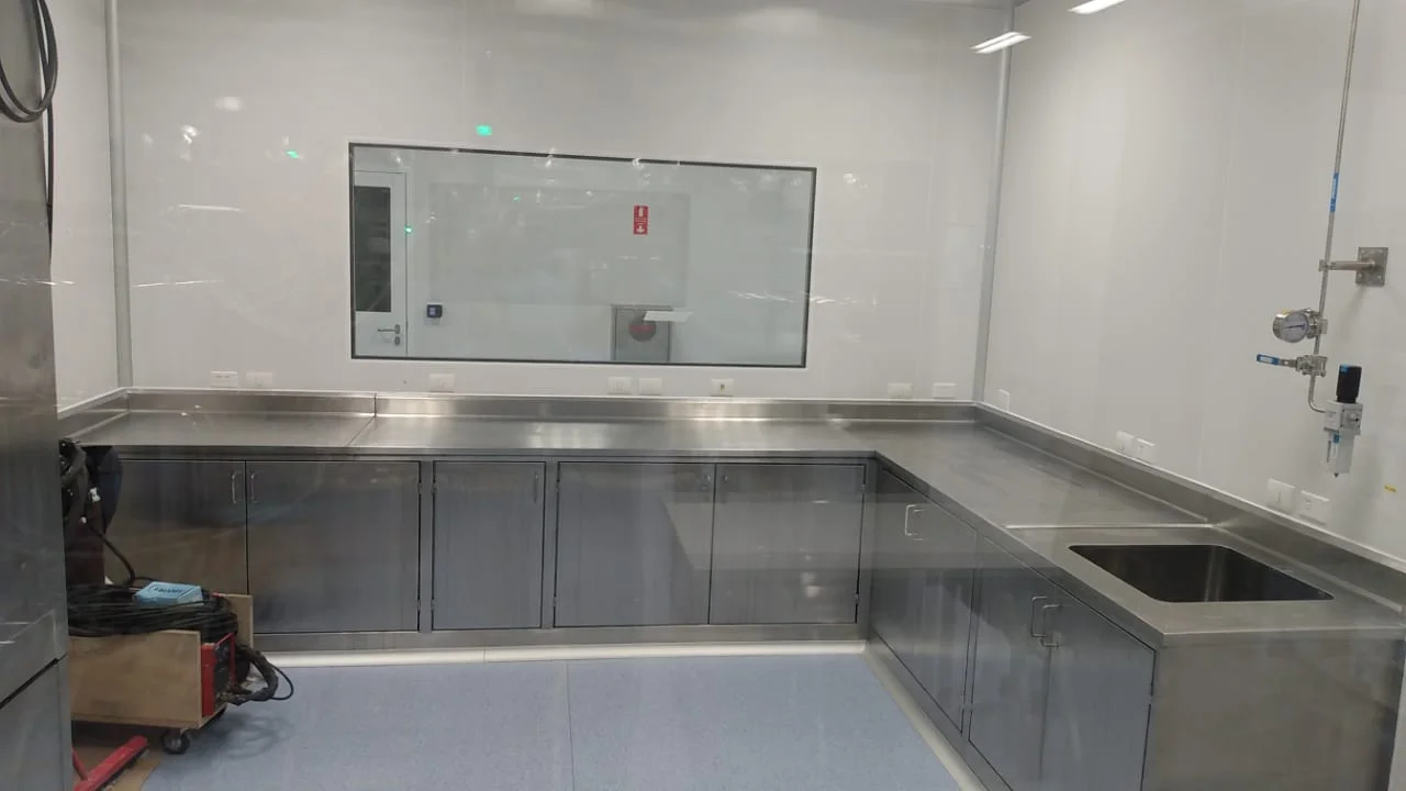 Sala limpa com bancada em L em inox