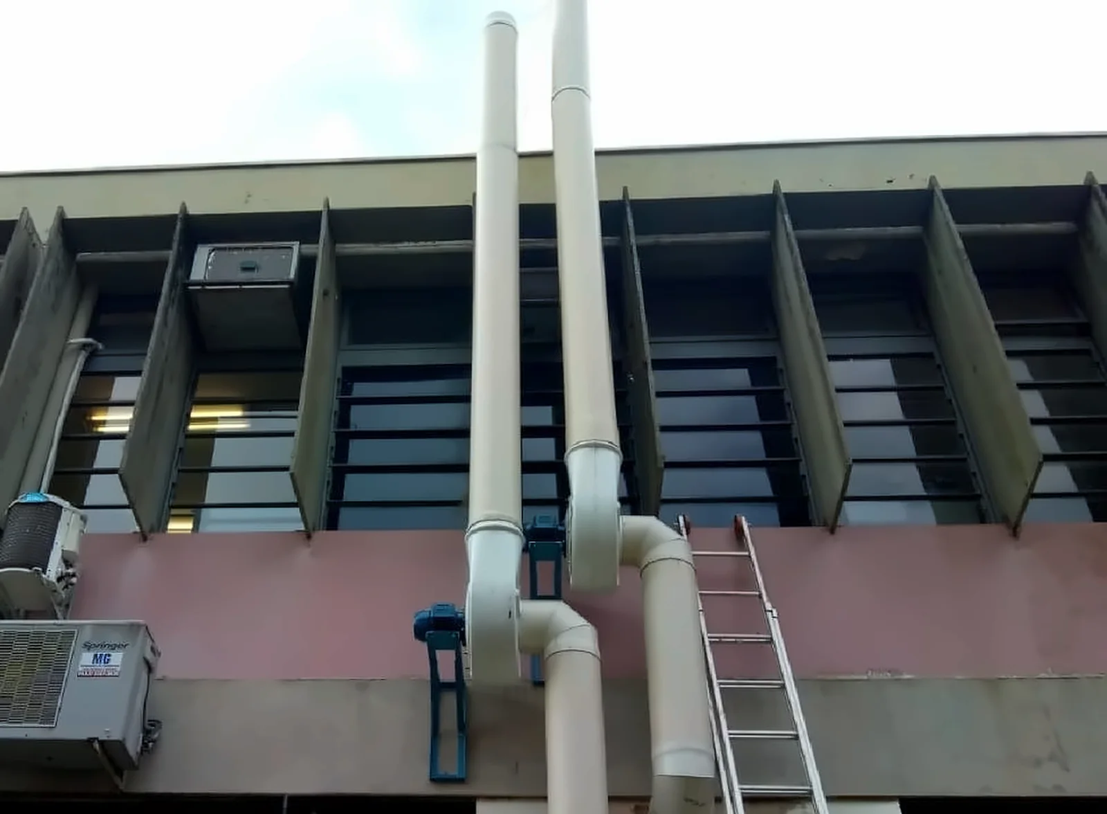 Descarga vertical de exaustão na fachada