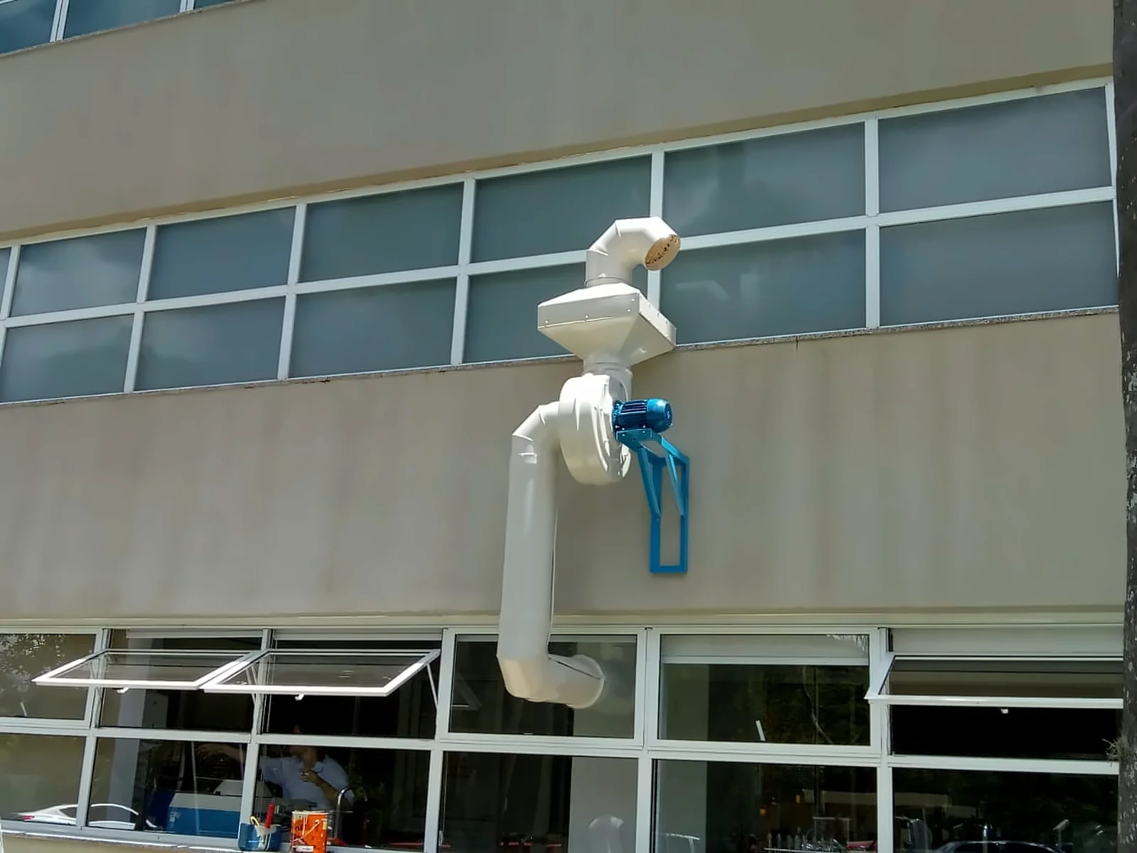 Exaustor instalado na fachada