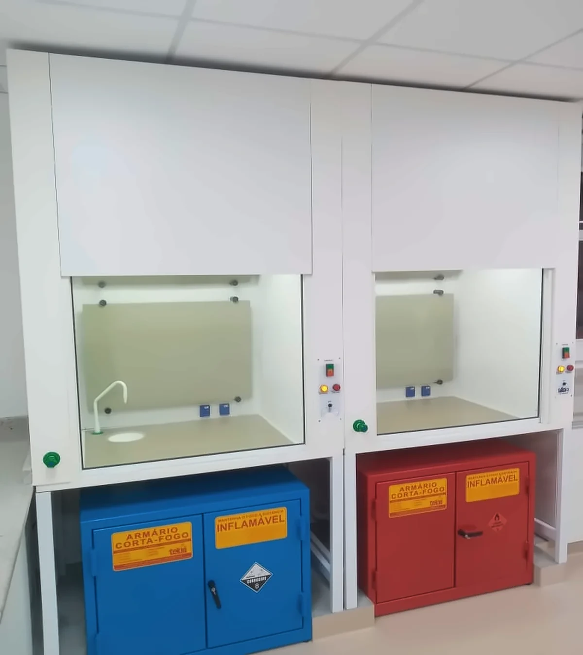 Capelas com armários de segurança para inflamáveis e ácidos