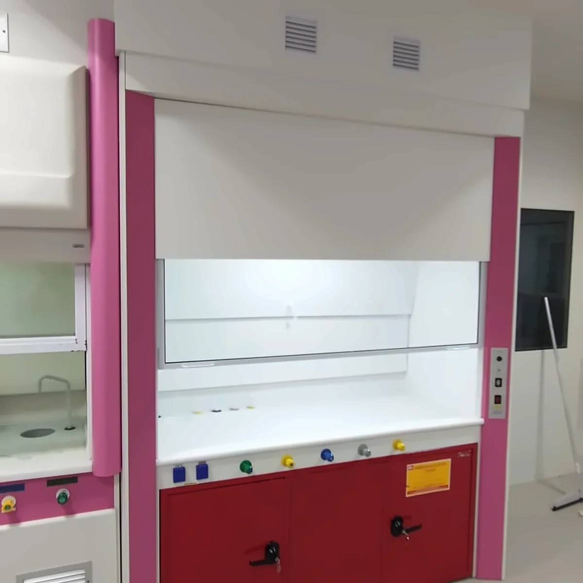 Capela de exaustão com acabamento em cor sob medida