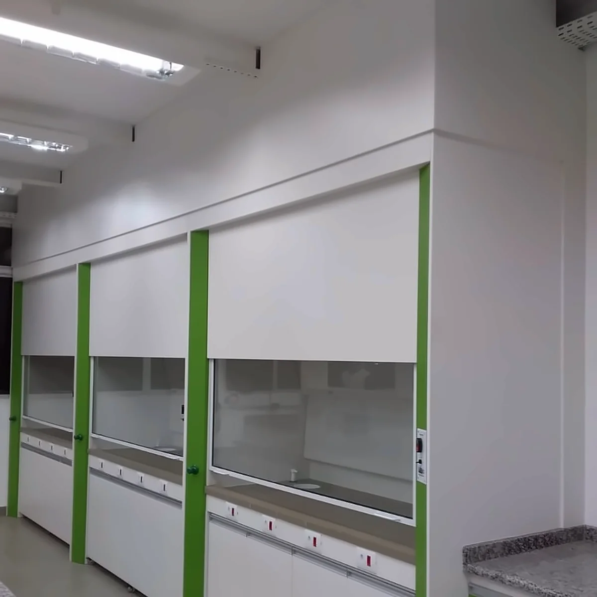Capelas instaladas em laboratório
