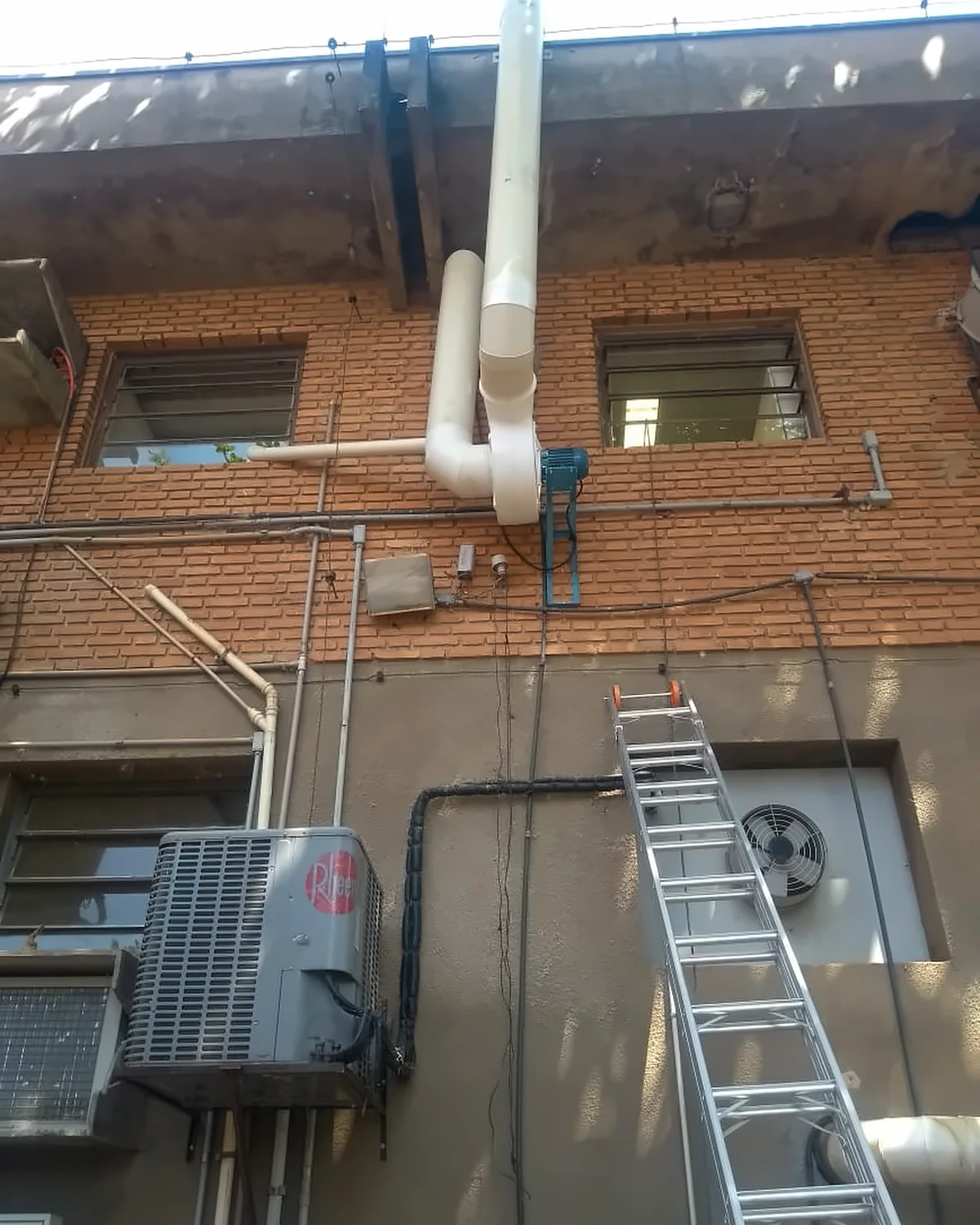 Duto de exaustão na fachada do prédio