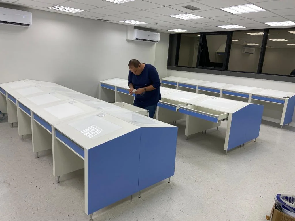 Sala com mesas de inspeção retroiluminadas em instalação
