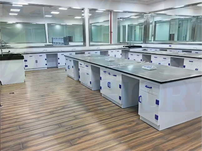 Mobiliários especiais em PP e inox
