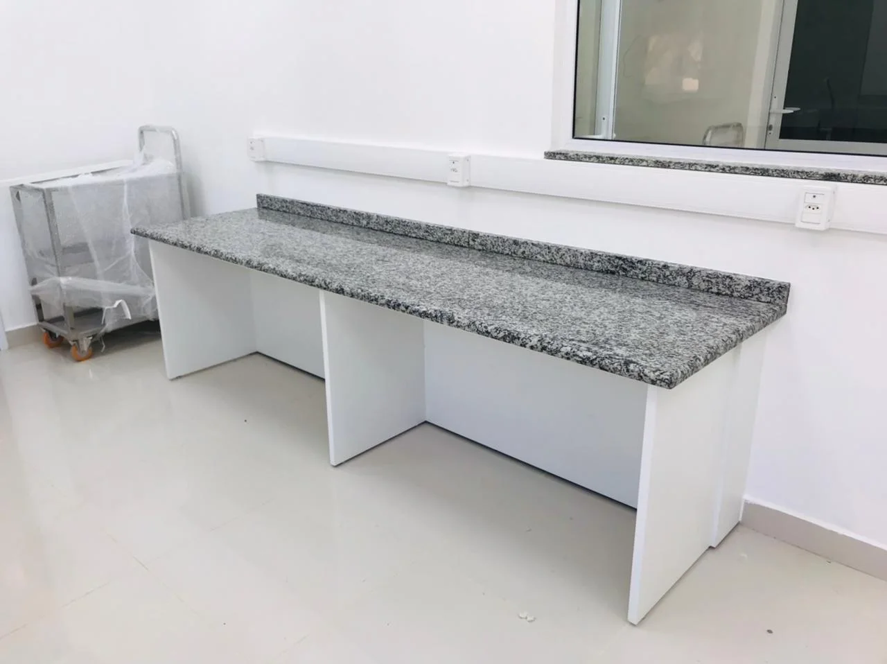 Bancada de apoio com tampo em granito