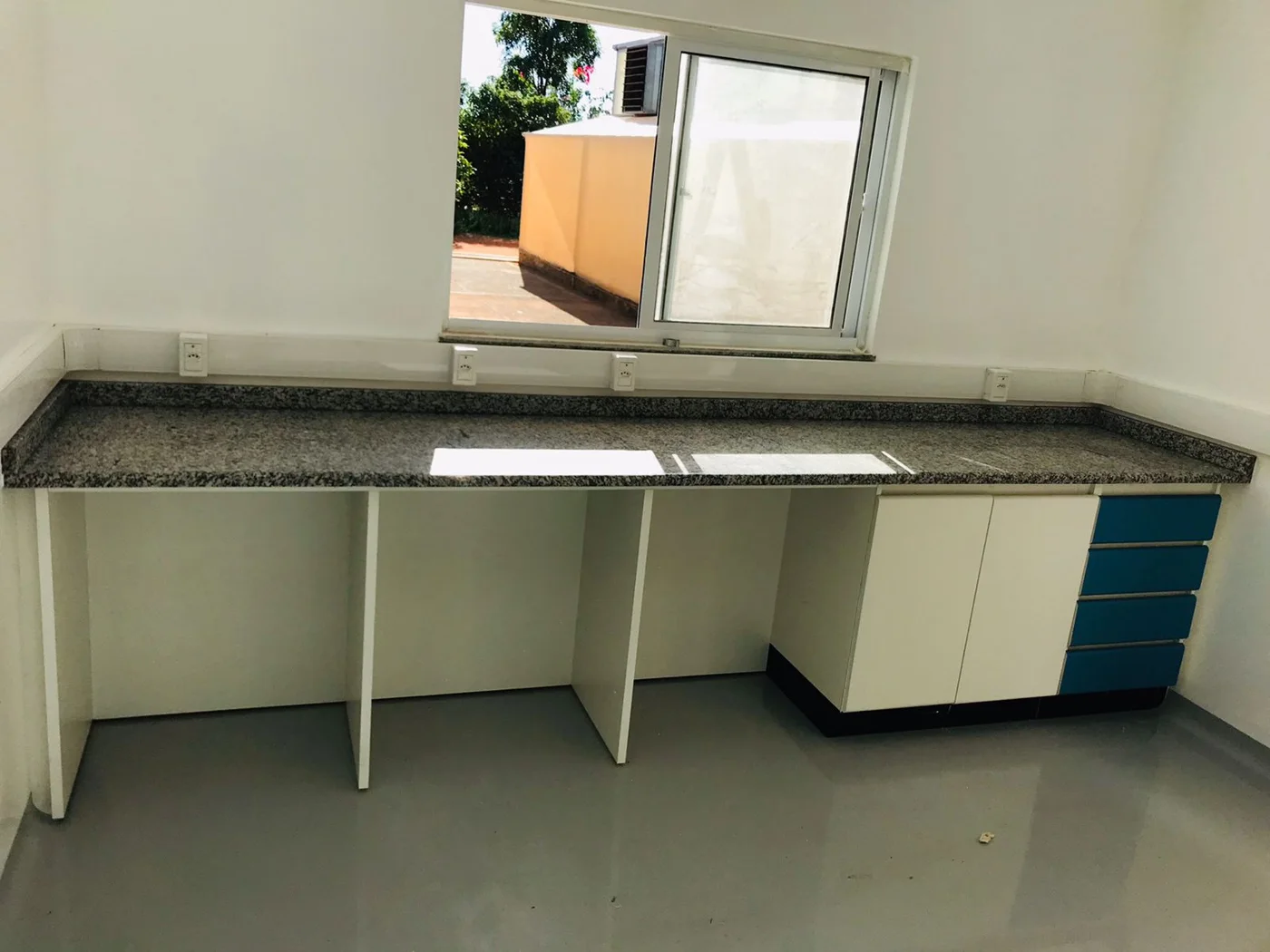 Bancada para balança com vãos livres e armário