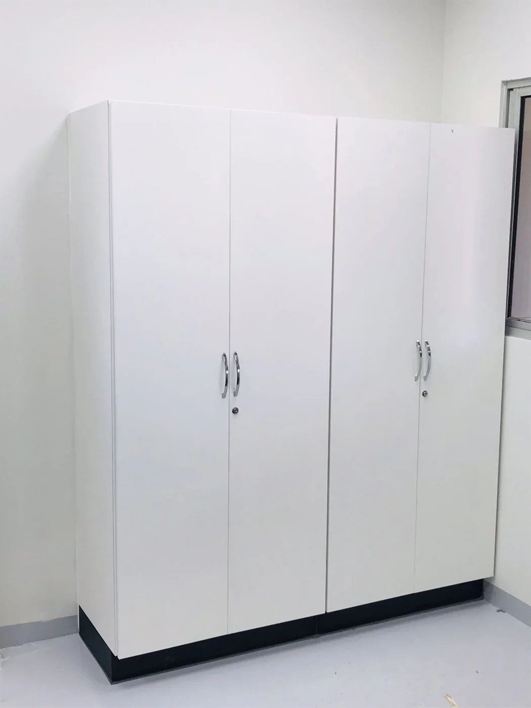 Armários altos de duas portas com chave