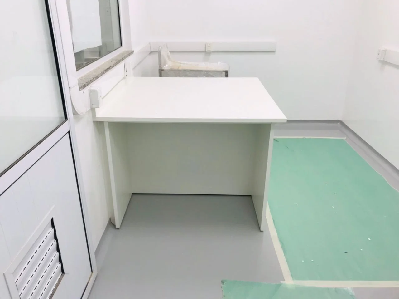 Mesa de apoio em laminado branco