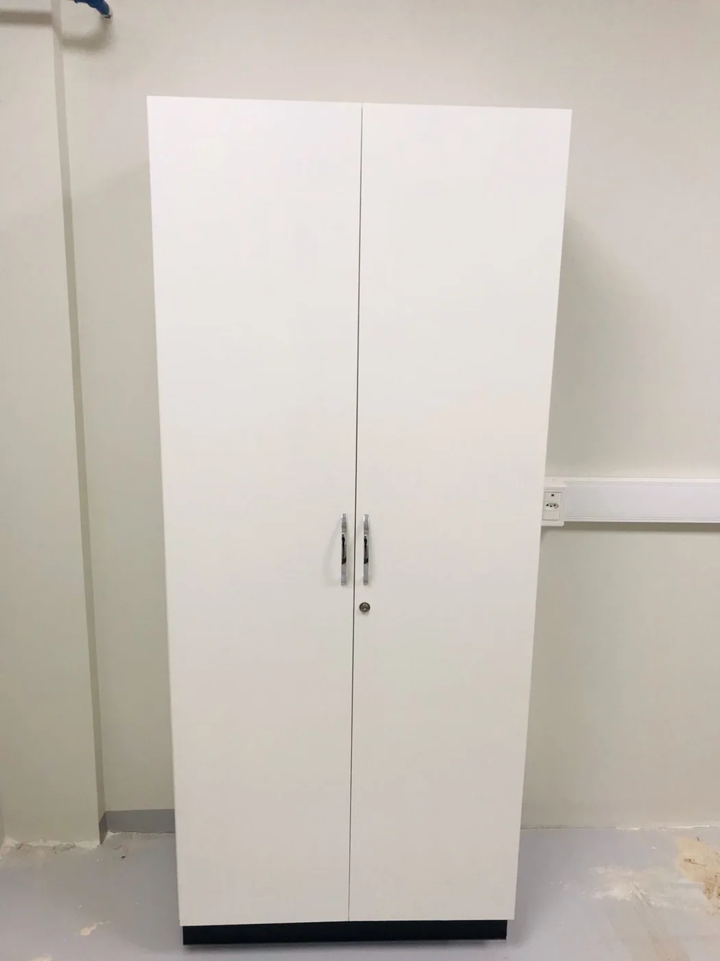 Armário alto com fechadura