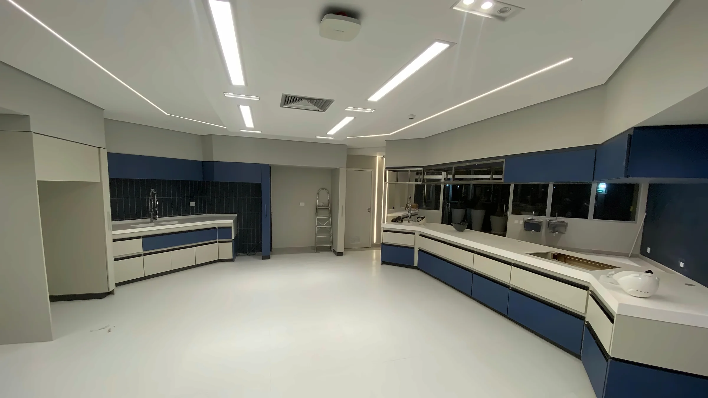 Laboratório com bancadas curvas sob medida