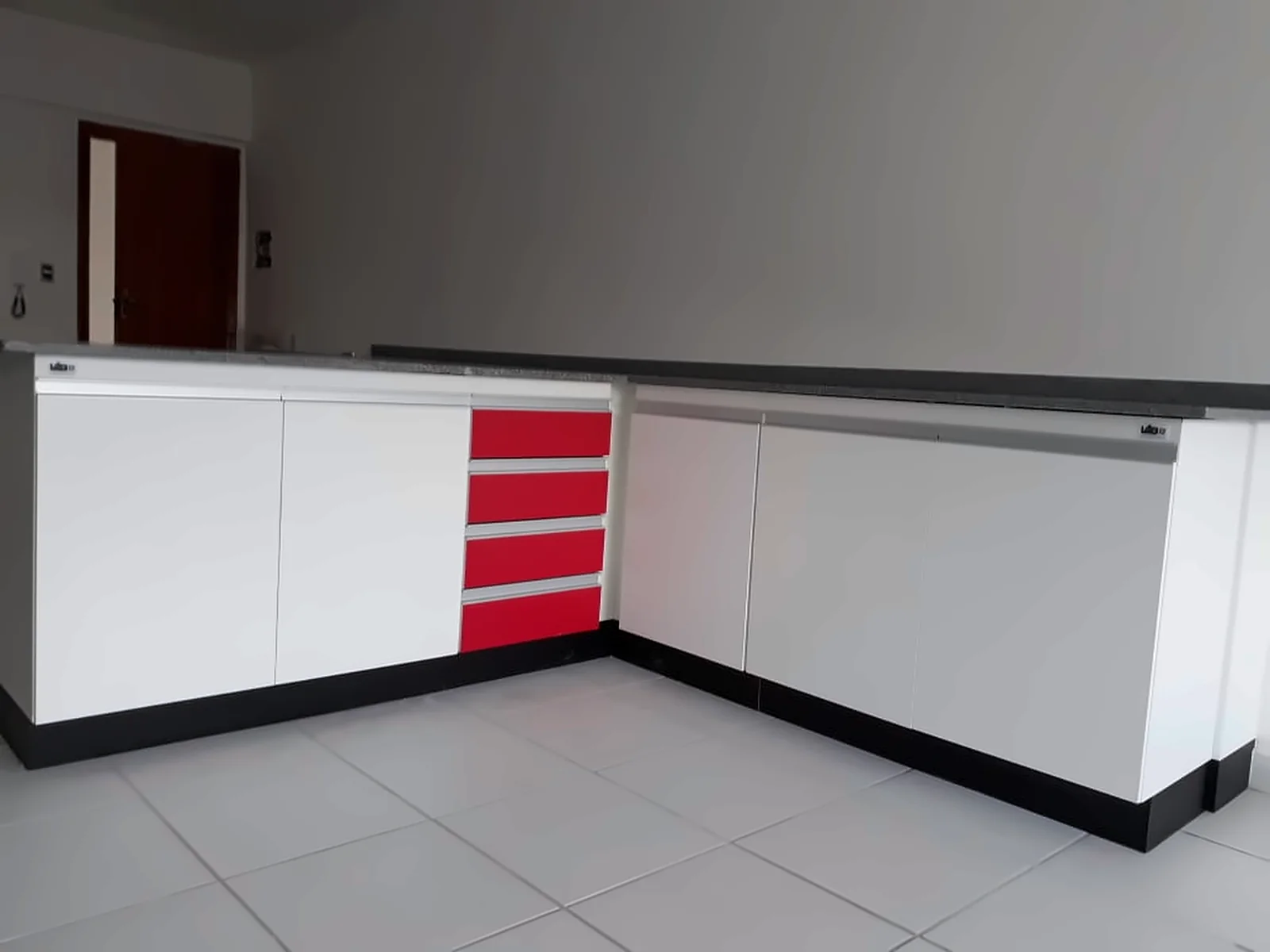 Bancada com gavetas vermelhas