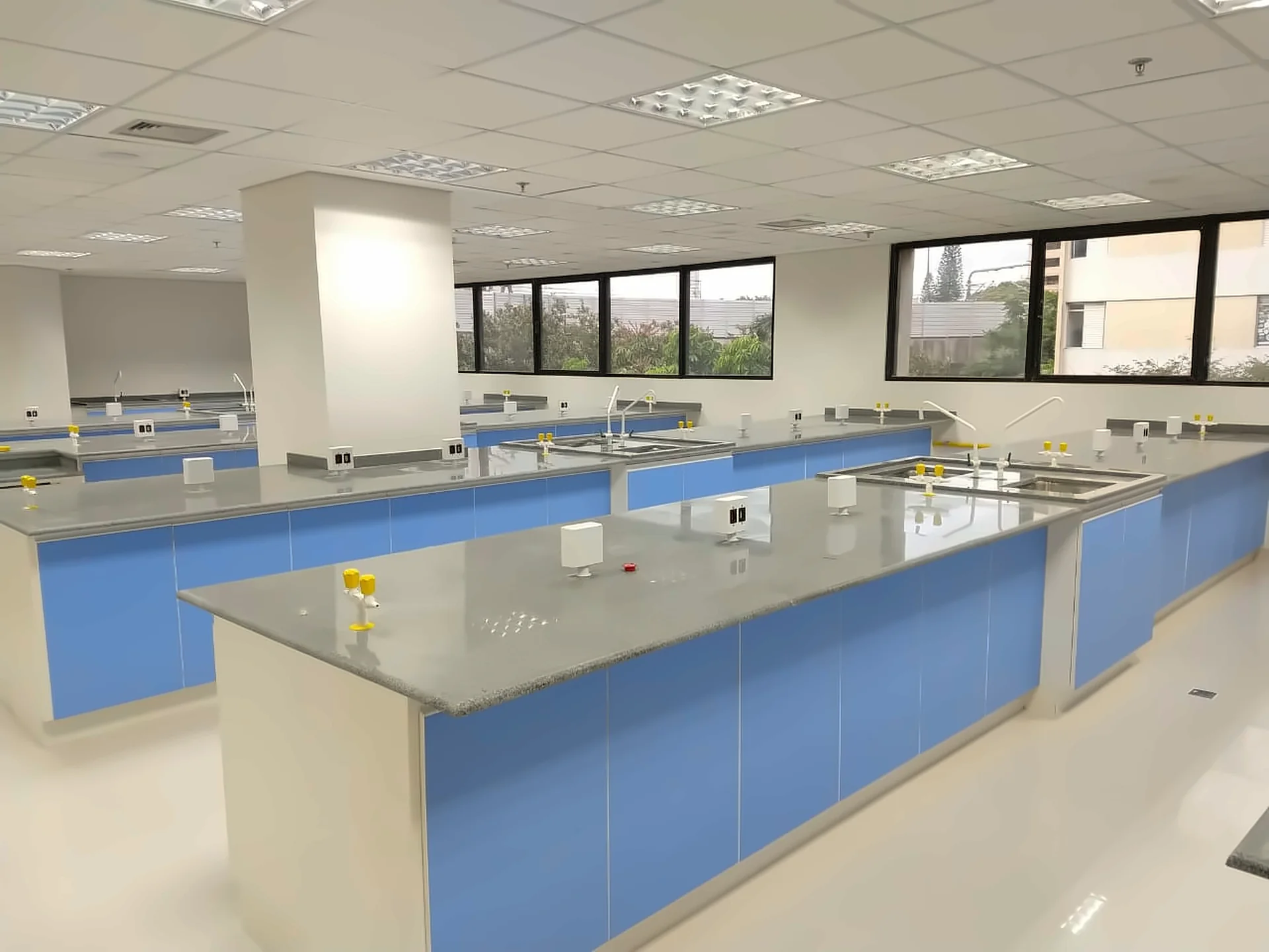 Laboratório de ensino com bancadas e banquetas
