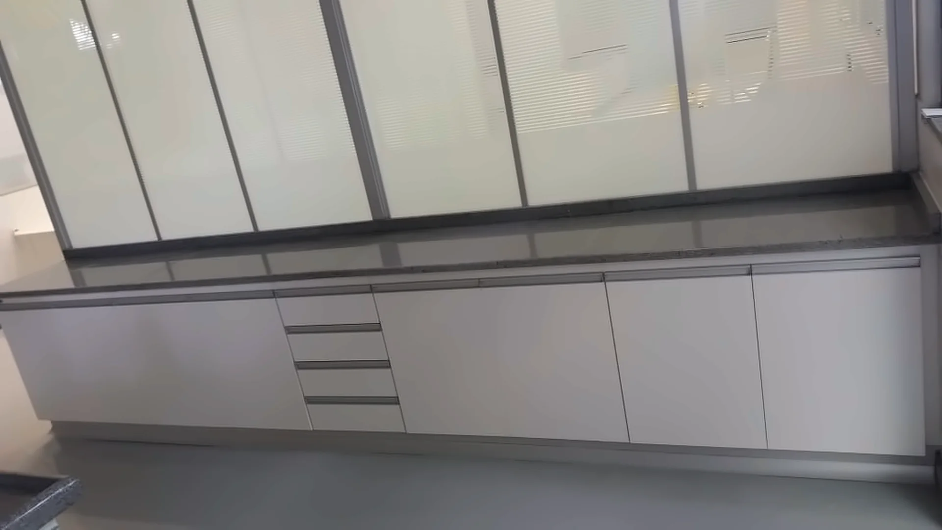 Bancada sob medida com armários
