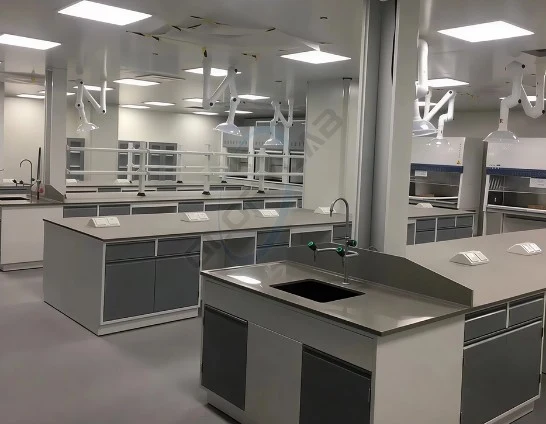 Laboratório com bancadas de tampo de resina epóxi