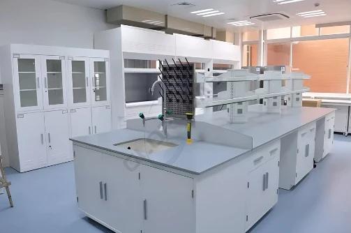 Laboratório com bancada de tampo cinza