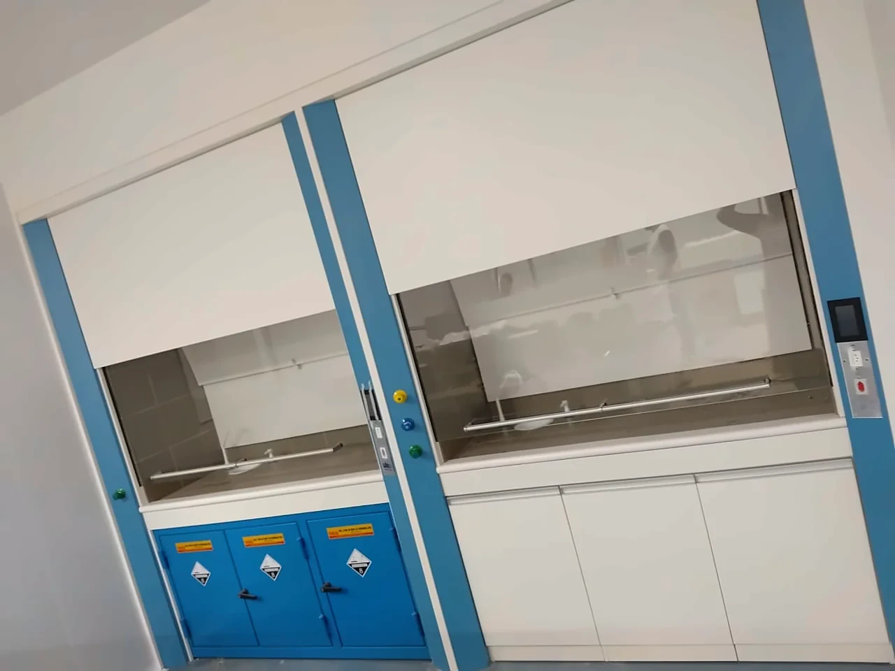 Capela para ácidos com armário azul