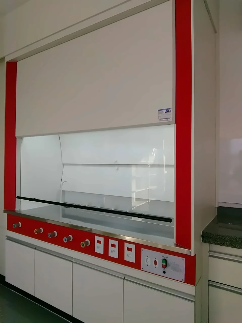 Laboratório com capelas vermelhas